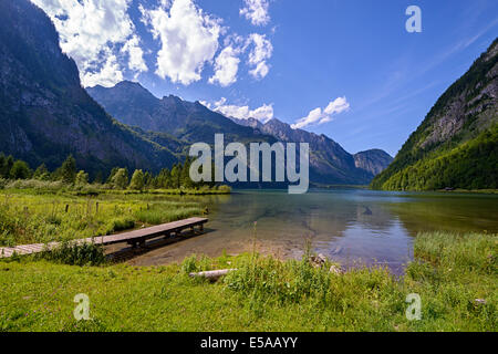 Wharf su una riva del lago Konigssee Foto Stock