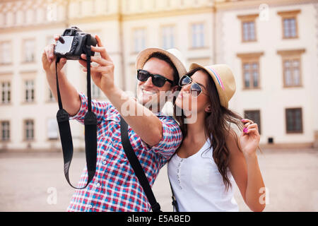 Turisti felici di prendere foto di loro stessi, Debica, Polonia Foto Stock