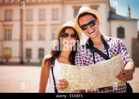 Felici turisti giovane azienda mappa, Debica, Polonia Foto Stock