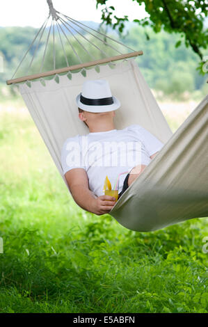 Giovane uomo che dorme sul amaca, Debica, Polonia. Foto Stock