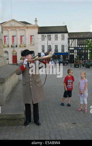 Ripon Hornblower George Pickles Setting the Watch, suona l'antico corno alle 21:00 ogni sera Ripon, Yorkshire Inghilterra, Regno Unito, HOMER SYKES anni '2014 2010 Foto Stock