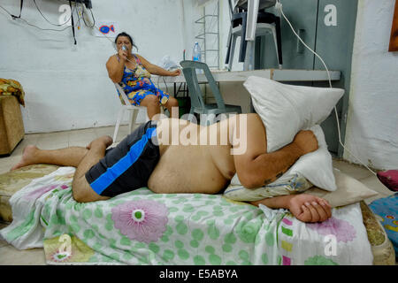 I civili israeliani si coprono all'interno di un riparo pubblico di bombe durante l'attacco di razzi dalla striscia di Gaza nella città di Ashkelon, nel sud di Israele Foto Stock