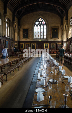 Interno della Hall con indicate le tabelle, Balliol College di Oxford, England, Regno Unito Foto Stock