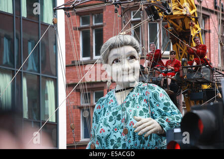 Liverpool, Regno Unito. Xxv Luglio, 2014. Nonna Gigante, di età compresa tra 85 e 25 piedi/7,4 metri di altezza su Victoria Street, centro di Liverpool per la sua passeggiata attorno al centro di Liverpool. Il ritorno dei giganti a Liverpool, che è stata estremamente popolare nel 2012, e sono la creazione di Francese street theatre company " Royal de luxe'. Si tratta di nonna giganti premier britannico. I giganti stanno eseguendo in 'Memories di agosto 1914' una narrazione di storie di guerra relative al 100 anni di anniversario dell inizio della seconda guerra mondiale I. Credito: Paolo Quayle/Alamy Live News Foto Stock