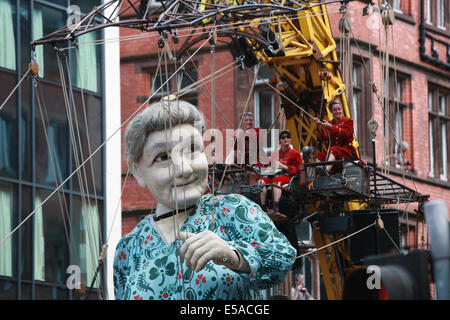 Liverpool, Regno Unito. Xxv Luglio, 2014. Nonna Gigante, di età compresa tra 85 e 25 piedi/7,4 metri di altezza su Victoria Street, centro di Liverpool per la sua passeggiata attorno al centro di Liverpool. Il ritorno dei giganti a Liverpool, che è stata estremamente popolare nel 2012, e sono la creazione di Francese street theatre company " Royal de luxe'. Si tratta di nonna giganti premier britannico. I giganti stanno eseguendo in 'Memories di agosto 1914' una narrazione di storie di guerra relative al 100 anni di anniversario dell inizio della seconda guerra mondiale I. Credito: Paolo Quayle/Alamy Live News Foto Stock