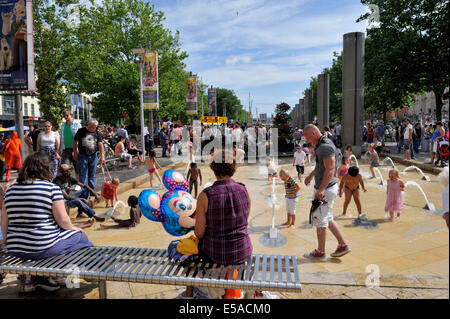 Il centro di Bristol fontane in una calda giornata estiva con i bambini che giocano nel loro, REGNO UNITO Foto Stock