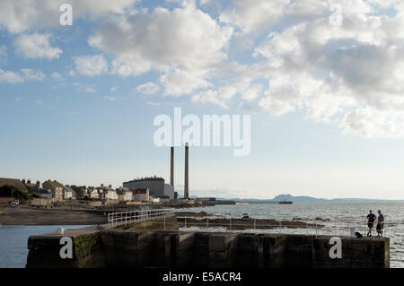 Guardando da Port Seton verso Cockenzie Power Station, East Lothian Foto Stock