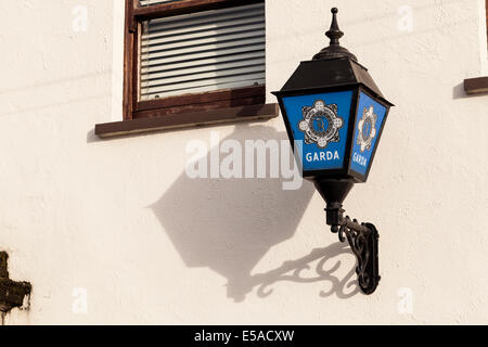 Garda Siochana na hEireann segno della lampada al di fuori di una caserma a Blessington, County Wicklow, Irlanda. Foto Stock