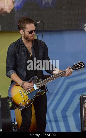 New York, NY, STATI UNITI D'AMERICA. Xxv Luglio, 2014. Kings of Leon sul palco per Good Morning America's (GMA) Divertimento al sole concerto con il re di Leon, Rumsey Commemorazione nel Central Park di New York, NY Luglio 25, 2014. Credito: Kristin Callahan/Everett raccolta/Alamy Live News Foto Stock