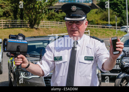 Lisburn, Irlanda del Nord. Xxv Luglio, 2014. - Soprintendente Gerry Murray lancia PSNI campagna di sicurezza stradale, compresa la necessità di perseguire in accelerazione e uso del telefono cellulare. Credito: Stephen Barnes/Alamy Live News Foto Stock
