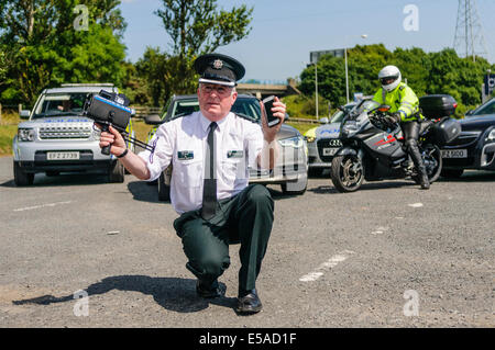 Lisburn, Irlanda del Nord. Xxv Luglio, 2014. - Soprintendente Gerry Murray lancia PSNI campagna di sicurezza stradale, compresa la necessità di perseguire in accelerazione e uso del telefono cellulare. Credito: Stephen Barnes/Alamy Live News Foto Stock