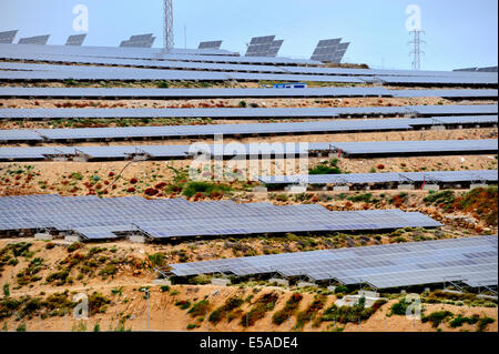 Il solare fotovoltaico per la produzione di energia elettrica, agriturismo vicino a Villa de Arico, Tenerife sud Foto Stock