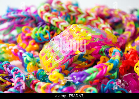 Chiusura del bracciale realizzato con bande di gomma Foto Stock