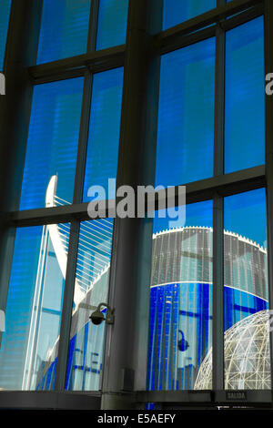 Città delle Arti e delle scienze si vede attraverso una finestra a Valencia Spagna Foto Stock