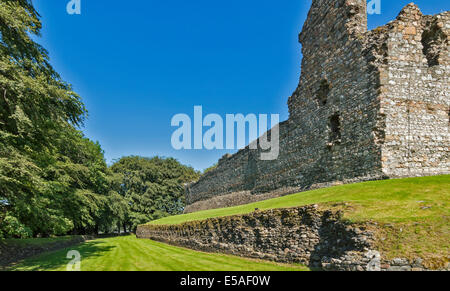 BALVENIE CASTLE e pareti di tamponamento con grande fossato vicino a Dufftown Scozia Scotland Foto Stock