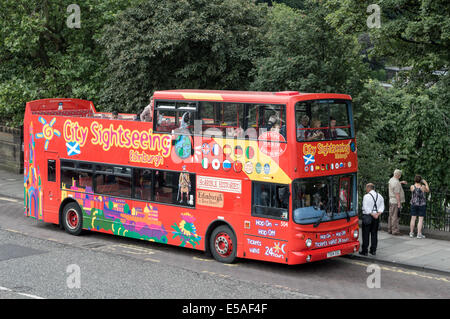 Edinburgh City Sightseeing tour bus su Waverley Bridge Foto Stock