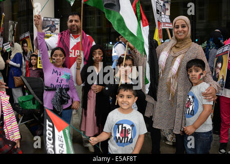 Londra, Regno Unito. Xxv Luglio, 2014. Migliaia in gran parte della comunità musulmana uniti a marzo di Al Quds giorno Londra 2014 , giornata universale per supportare gli oppressi contro gli oppressi a sostegno di uniti per la Palestina all'Ambasciata degli Stati Uniti a Londra. Credito: Vedere Li/Alamy Live News Foto Stock