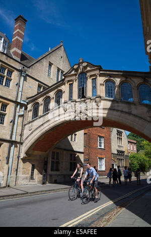 Hertford Bridge, conosciuto popolarmente come il Ponte dei Sospiri, è un skyway unire due parti di Hertford College di New College Lane Foto Stock