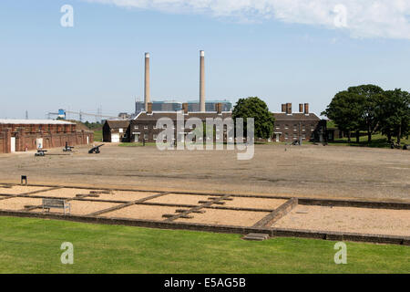 Fondamenti della caserma di soldati a Tilbury Fort con i camini di Tilbury centrali in background, Essex, Regno Unito. Foto Stock