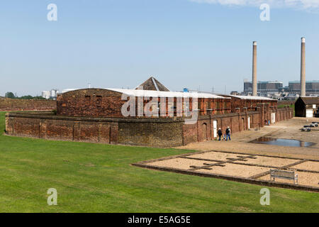 Rivista di polvere da sparo di Tilbury Fort con i camini di Tilbury centrali in background, Essex, Inghilterra, Regno Unito. Foto Stock