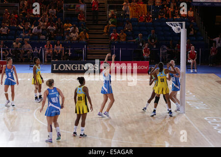 SECC, Glasgow, Scozia, Regno Unito, venerdì, 25 luglio 2014. Netball Preliminary Match tra Scozia e Santa Lucia ai Glasgow 2014 Commonwealth Games. Il GS scozzese Lynsey Gallagher spara per gol Foto Stock