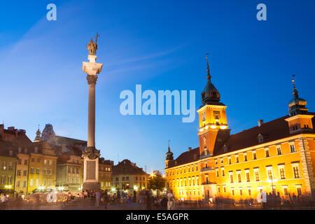 Piazza del Castello al tramonto, Varsavia, Polonia Foto Stock