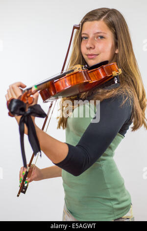 Ragazza suona il violino Foto Stock