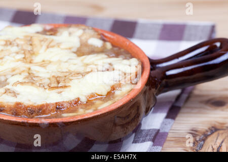 Zuppa francese di cipolle con crostoni al formaggio. Foto Stock