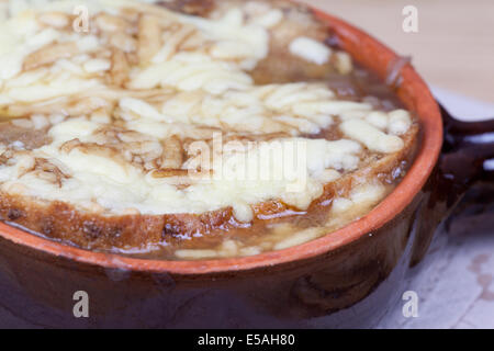 Foto macro di zuppa di cipolle francese, con crostoni al formaggio. Foto Stock