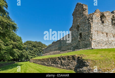 BALVENIE CASTLE vicino a Dufftown Scozia con massicce mura ed un ampio fossato Foto Stock