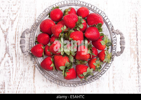 Rosso fragole mature con foglie di colore verde Foto Stock