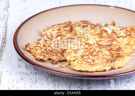 Pastinaca frittelle sulla piastra Foto Stock
