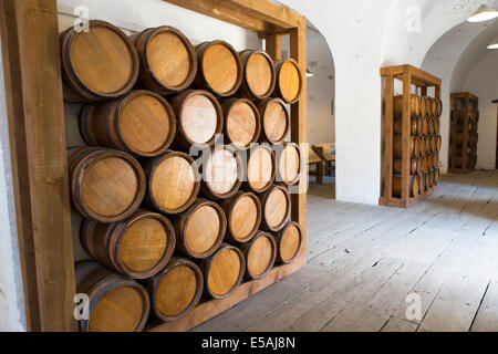 La polvere da sparo di barili immagazzinati nel magazzino di polvere da sparo, Tilbury Fort, Essex, Inghilterra, Regno Unito. Foto Stock