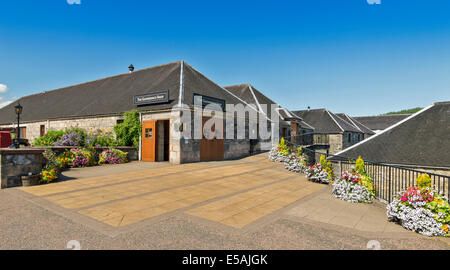 GLENFIDDICH WHISKY DISTILLERY DUFFTOWN Scozia un negozio e i fiori in mostra Foto Stock