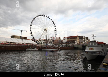 Gdansk, Polonia 25th, Luglio 2014 Giant alta 55 metri ruota panoramica Ferris è stata avviata a luglio 25th, all'Isola di Spichrzow in Gdansk Old Town. Weel è stata lanciata in occasione dell inizio della 754th St Dominik giusto in Gdansk sabato 26 luglio. Credito: Michal Fludra/Alamy Live News Foto Stock