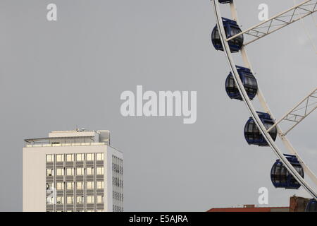 Gdansk, Polonia 25th, Luglio 2014 Giant alta 55 metri ruota panoramica Ferris è stata avviata a luglio 25th, all'Isola di Spichrzow in Gdansk Old Town. Weel è stata lanciata in occasione dell inizio della 754th St Dominik giusto in Gdansk sabato 26 luglio. Credito: Michal Fludra/Alamy Live News Foto Stock