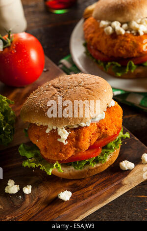 In casa Buffalo Sandwich di Pollo con la salsa calda e formaggio blu Foto Stock