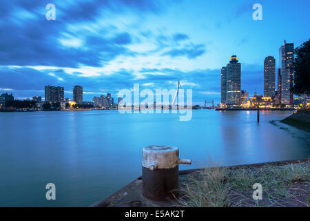 Rotterdam durante le ore di colore blu, una lunga esposizione. Foto Stock