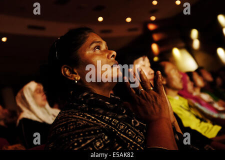 Petaling Jaya, Selangor, Malaysia. Xxv Luglio, 2014. Una donna orante durante un multi-fede preghiere per le vittime dell'abbattuto Malaysia Airlines 17 alla Malaysia Airlines Academy di Kelana Jaya, vicino a Kuala Lumpur, Malesia, Venerdì, 25 luglio 2014. Credito: Kamal Sellehuddin/ZUMA filo/Alamy Live News Foto Stock