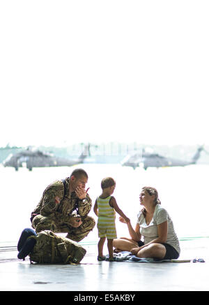 Luglio 24, 2014 - Fort Bragg, North Carolina, Stati Uniti - Warrant Officer CASEY MATULLO spende qualche volta con sua moglie Kristen e suo figlio Gabriel, 2, sulla Fort Bragg prima di lui e i suoi compagni soldati da società C, terzo supporto generale del battaglione di aviazione, 82a combattere la Brigata Aerea, distribuire in Afghanistan per nove mesi. (Credito Immagine: © Andrew Craft/ZUMA filo/ZUMAPRESS.com) Foto Stock