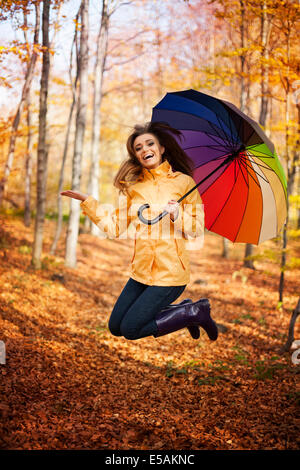 Giovane donna salta durante la giornata di pioggia in autunno, Debica, Polonia Foto Stock