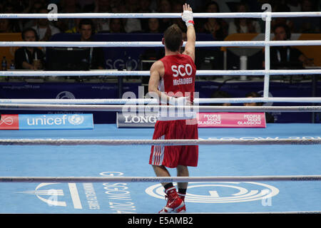 SECC, Glasgow, Scozia, Regno Unito, venerdì, 25 luglio 2014. Peso volato 52 kg preliminare Boxing Match. ReeCE McFadden della Scozia ondeggia alla folla dopo aver vinto il suo bout ai Glasgow 2014 Commonwealth Games Foto Stock