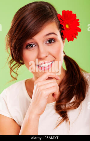 Donna sorridente con fiore nei suoi capelli, Debica, Polonia Foto Stock