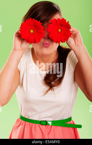 Donna avere divertimento con fiore di primavera Debica, Polonia Foto Stock