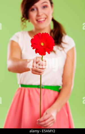 Giovane donna che mostra un colore rosso gerbera Debica, Polonia Foto Stock