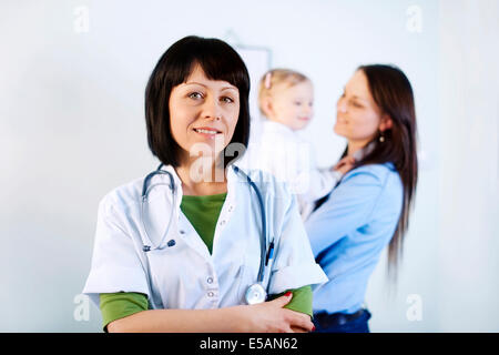 Sorridente medico tenendo note, Debica, Polonia Foto Stock