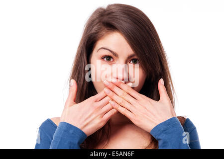 Bella giovane donna con le mani che coprono la bocca Debica, Polonia Foto Stock