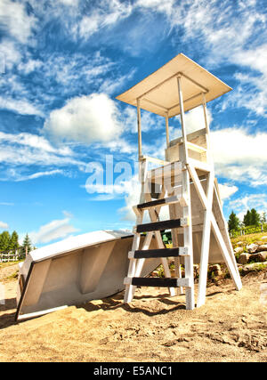 Bagnino di stand e la barca a remi su speculatore Beach in speculatore, New York nell'Adirondack State Park Foto Stock