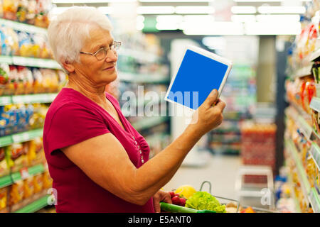 Senior donna descrizione lettura sulla scatola, Debica, Polonia Foto Stock