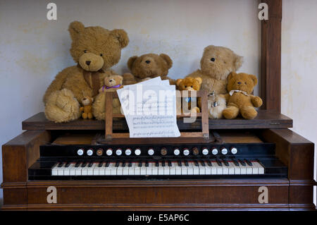 Organo da chiesa - e orsacchiotti - in Capel-y-Ffin cappella, Wales UK Foto Stock